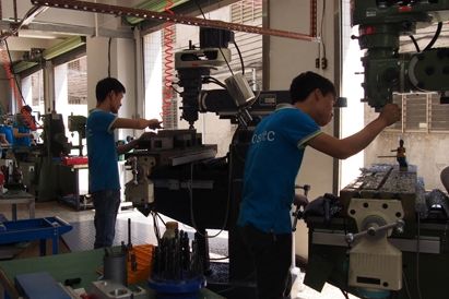 Manual Grinding vs. Automated Finishing: Why the Human Touch Still Wins on Complex Geometries